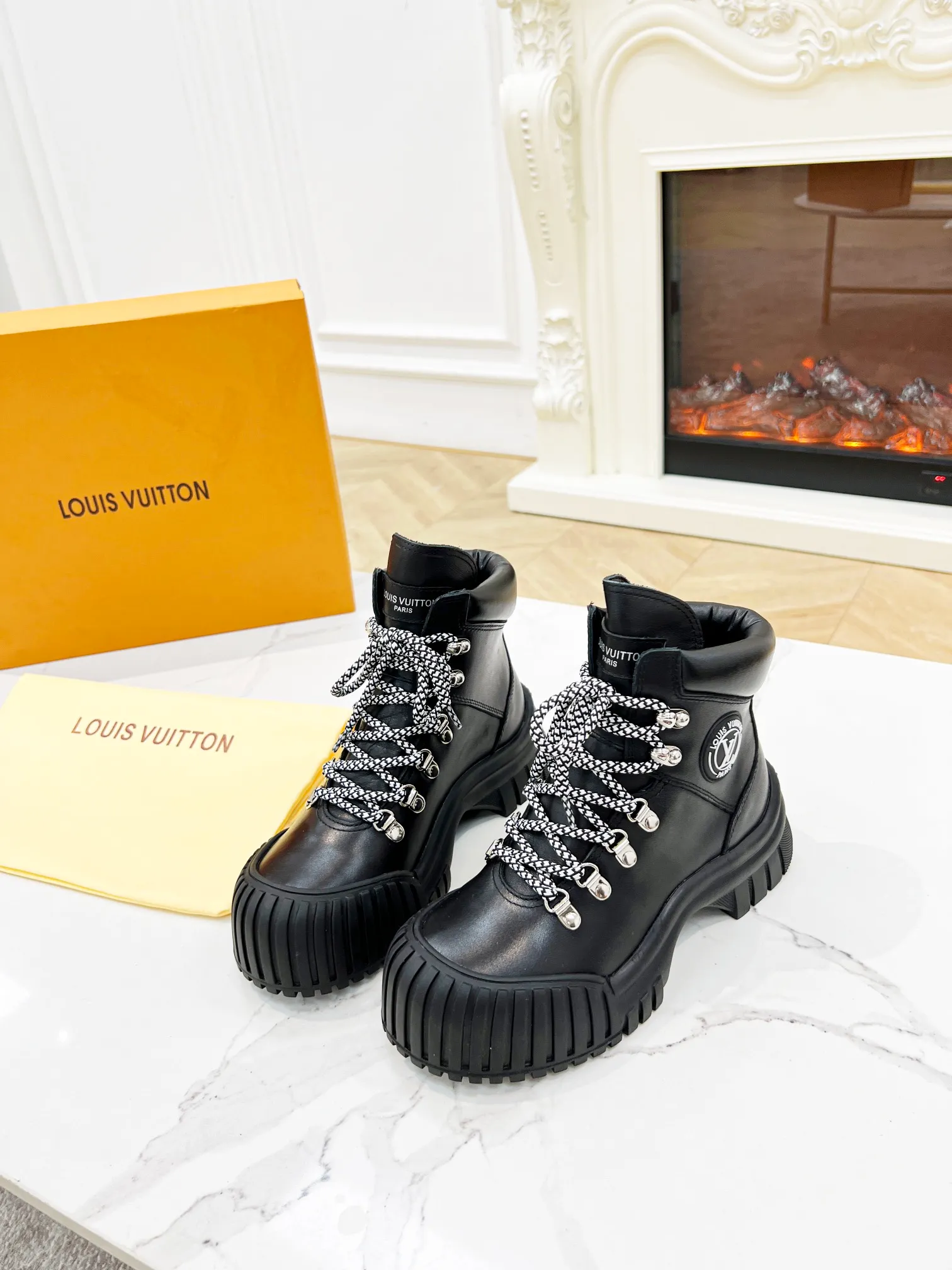 👟👟Ex-factory price 600👟👟Louis Vuitton Louis Vuitton 2022 catwalk new model, high-end customization 1:1 replica, major star Internet celebrity catwalk style, a century-old classic, comfortable on the foot, with Louis Vuitton logo embossed leather label and wear-resistant leather outsole.  Fabric: 3 colors LV presbyopic leather, black cowhide, white cowhide, lining: sheepskin, code number 35 to 40 (41 can be customized, non-returnable)